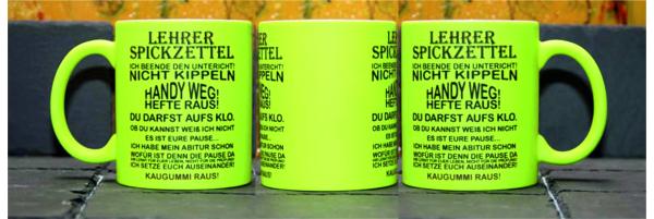 Neontasse mit Spruch "Spickzettel für Lehrer"